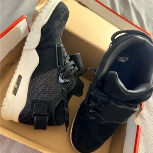 Nike Air TR V. Cruz Black and White Sneakers
